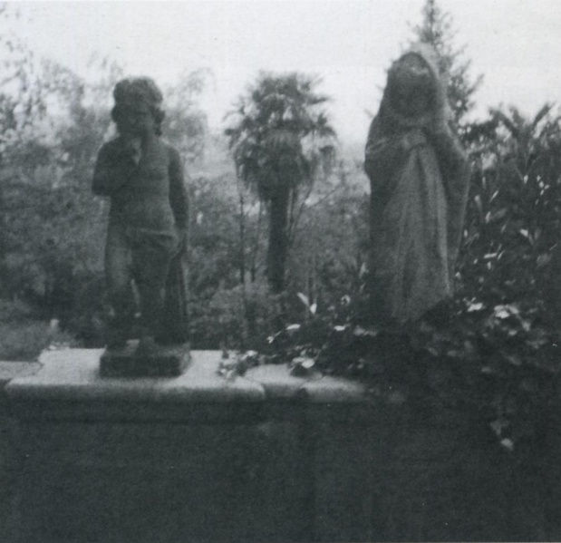 File:Cenate Castello - Giardino statuette 1.jpg