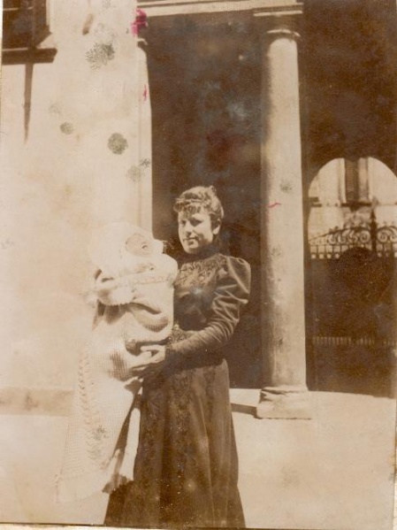 File:Goltara 08d Carolina Agliardi con infante.jpg